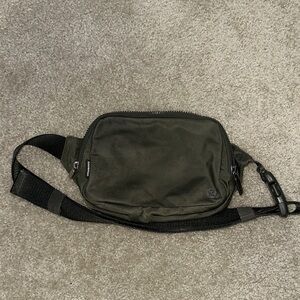lululemon Everywhere Belt Bag - olive green